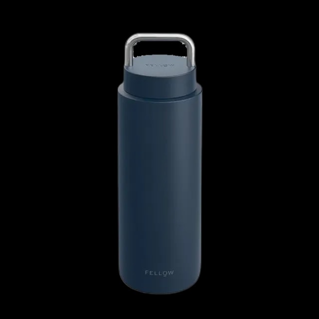 Stylowy termos Fellow Carter Carry w kolorze granatowym o pojemności 946 ml, idealny do przechowywania gorących lub zimnych napojów, z ergonomicznym uchwytem ze stali nierdzewnej.