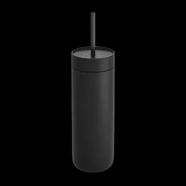 Czarny kubek Fellow Carter Cold Tumbler o pojemności 591 ml. Wykonany z trwałych materiałów, minimalistyczny design z gładką, matową powierzchnią. Wyposażony w wbudowaną słomkę, idealny do zimnych napojów. Stylowy wybór na co dzień, do pracy lub w podróży.