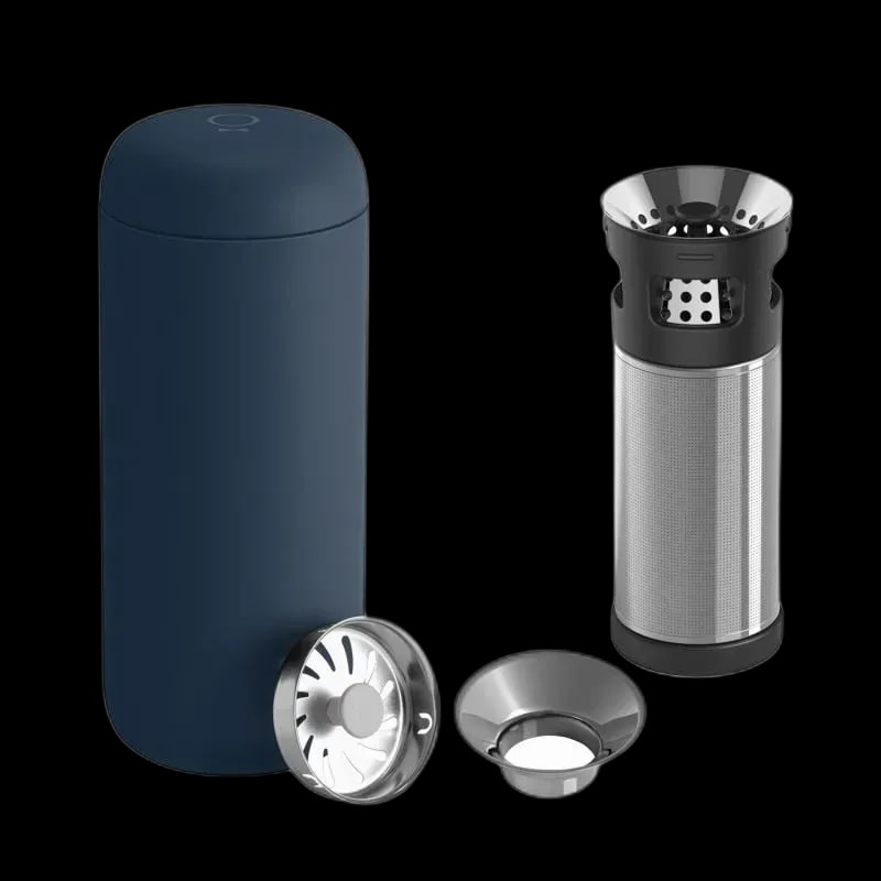 Fellow Carter Infuser Set Granatowy 473 ml – elegancki termos z zaparzaczem do kawy i herbaty w głębokim granatowym kolorze. Wykonany ze stali nierdzewnej, utrzymuje temperaturę napoju przez długi czas. Wyposażony w precyzyjny filtr, który umożliwia wygodne zaparzanie herbaty liściastej oraz alternatywne metody parzenia kawy. Doskonały wybór dla osób ceniących funkcjonalność i nowoczesny design.