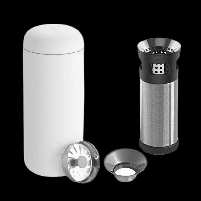 Fellow Carter Infuser Set Biały 473 ml – elegancki termos z zaparzaczem do herbaty i kawy. Wykonany z wysokiej jakości stali nierdzewnej, zapewnia długotrwałe utrzymanie temperatury napoju. Zawiera precyzyjny filtr do zaparzania liściastej herbaty i alternatywnych metod parzenia kawy. Idealny dla miłośników kawy i herbaty w podróży.