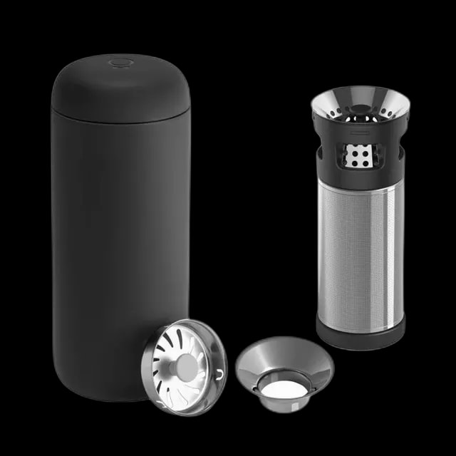 Fellow Carter Infuser Set Czarny 473 ml – stylowy termos z zaparzaczem do kawy i herbaty. Wykonany z wysokiej jakości stali nierdzewnej, zapewnia długotrwałe utrzymanie temperatury napoju. Wyposażony w precyzyjny filtr umożliwiający wygodne zaparzanie liściastej herbaty oraz alternatywne metody parzenia kawy. Idealny dla osób ceniących mobilność i wygodę.