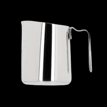 Fellow Eddy Pitcher Srebrny 350 ml – wysokiej jakości stalowy dzbanek do spieniania mleka, idealny do latte art i przygotowywania kaw mlecznych. Wyposażony w ergonomiczny uchwyt oraz precyzyjnie wyprofilowany dzióbek ułatwiający kontrolę nad strumieniem mleka. Stylowy, lustrzany połysk i solidna konstrukcja sprawiają, że jest to doskonały wybór dla baristów oraz miłośników kawy.