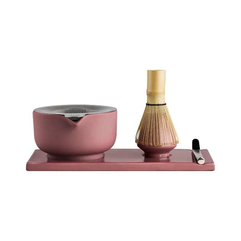 Elegancki zestaw do parzenia herbaty składający się z ceramicznej miski oraz bambusowego mieszadła. Idealny do przygotowywania herbaty, dodaje stylu każdemu rytuałowi parzenia, a jego różowe akcenty wkomponowują się w nowoczesne wnętrza.