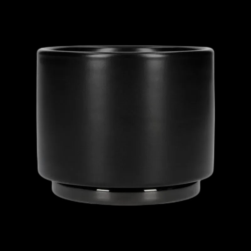 Czarny kubek Fellow Monty Cappuccino o pojemności 190 ml. Minimalistyczny design z gładką powierzchnią, wykonany z wysokiej jakości ceramiki. Doskonały do serwowania cappuccino lub innych gorących napojów. Stylowy i elegancki dodatek do każdej kuchni lub kawiarni.