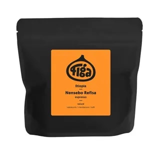 Opakowanie kawy Etiopia Nensebo Refisa zawiera naturalnie przetwarzane ziarna o smakach nektaryn, mandarynek i toffi. Idealna do przyrządzania espresso, ta kawa zachwyca wyjątkową głębią aromatu i jest doskonałym wyborem dla miłośników wysokiej jakości napojów kawowych.
