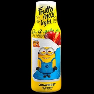 Frutta Max Minions Truskawka Light – syrop owocowy o smaku soczystej truskawki, bez dodatku cukru, słodzony stewią. Zawiera 60% owoców i pozwala na przygotowanie aż 12 litrów pysznego napoju. Opakowanie z grafiką Minionka z filmu "Despicable Me 4" sprawia, że jest to świetny wybór dla dzieci i fanów zabawnych postaci. Idealny do rozcieńczania z wodą oraz jako dodatek do koktajli i deserów.