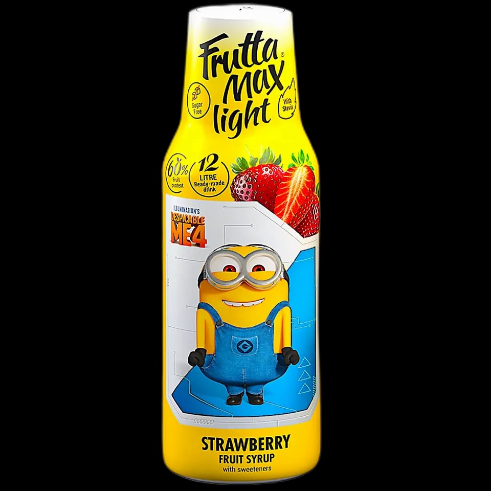 Frutta Max Minions Truskawka Light – syrop owocowy o smaku soczystej truskawki, bez dodatku cukru, słodzony stewią. Zawiera 60% owoców i pozwala na przygotowanie aż 12 litrów pysznego napoju. Opakowanie z grafiką Minionka z filmu "Despicable Me 4" sprawia, że jest to świetny wybór dla dzieci i fanów zabawnych postaci. Idealny do rozcieńczania z wodą oraz jako dodatek do koktajli i deserów.
