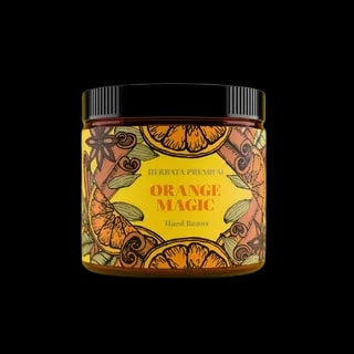Hard Beans Orange Magic to czarna herbata premium zapakowana w designerski słoik z ilustracjami plastrów pomarańczy, anyżu i liści. Aromatyczna kompozycja łączy głęboki smak czarnej herbaty z cytrusową świeżością, tworząc idealny napar na każdą porę dnia.