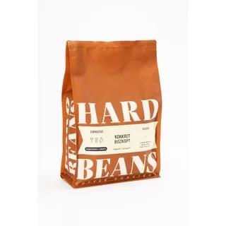 Opakowanie kawy ekspresowej HARD BEANS o nazwie Konkret Biszkopt, zawierające mieszankę arabiki i robusty. Idealna do przygotowania aromatycznego espresso, doskonała dla miłośników intensywnych smaków.