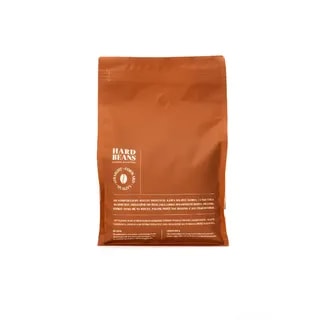 Opakowanie ekologicznej kawy Hard Beans o wadze 250g, idealnej do przygotowania aromatycznego napoju. Wysoka jakość ziaren gwarantuje niepowtarzalny smak, idealnie komponujący się z różnymi metodami parzenia kawy.