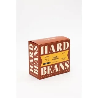 Opakowanie kawy espresso HARD BEANS zawiera unikalną kompozycję smakową o nazwie "Konkretny Marcepan". Doskonałe dla miłośników intensywnego aromatu i wyjątkowego smaku, idealne do przygotowania tradycyjnej kawy w domowym zaciszu.
