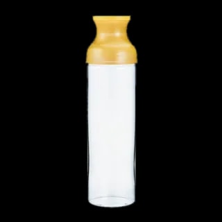 Elegancka przezroczysta butelka do cold brew z żółtą nakrętką i filtrem Hario Filter In Tea Carafe, o pojemności 750ml, idealna do zaparzania zimnej herbaty lub kawy