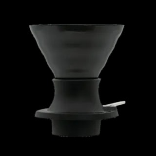 Ceramiczny dripper Hario V60 Immersion Switch w kolorze Smokey Black, idealny do precyzyjnego parzenia kawy metodą przelewową. Wyposażony w mechanizm immersion switch, który pozwala na pełną kontrolę nad czasem ekstrakcji, co gwarantuje bogaty smak i aromat kawy. Doskonały wybór dla domowych baristów oraz profesjonalistów ceniących jakość.