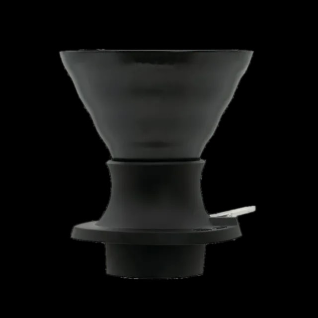 Ceramiczny dripper Hario V60 Immersion Switch w kolorze Smokey Black, idealny do precyzyjnego parzenia kawy metodą przelewową. Wyposażony w mechanizm immersion switch, który pozwala na pełną kontrolę nad czasem ekstrakcji, co gwarantuje bogaty smak i aromat kawy. Doskonały wybór dla domowych baristów oraz profesjonalistów ceniących jakość.