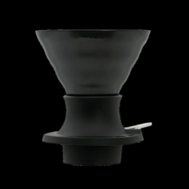 Ceramiczny dripper Hario V60 Immersion Switch w kolorze Smokey Black, idealny do precyzyjnego parzenia kawy metodą przelewową. Wyposażony w mechanizm immersion switch, który pozwala na pełną kontrolę nad czasem ekstrakcji, co gwarantuje bogaty smak i aromat kawy. Doskonały wybór dla domowych baristów oraz profesjonalistów ceniących jakość.