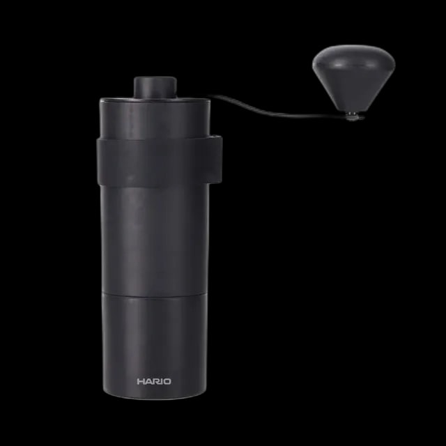 Hario Mini Mill PRO Black – elegancki ręczny młynek do kawy w czarnym, matowym wykończeniu. Wyposażony w ceramiczne żarna zapewniające precyzyjne mielenie ziaren. Kompaktowy i lekki, idealny do podróży oraz codziennego parzenia kawy specialty.