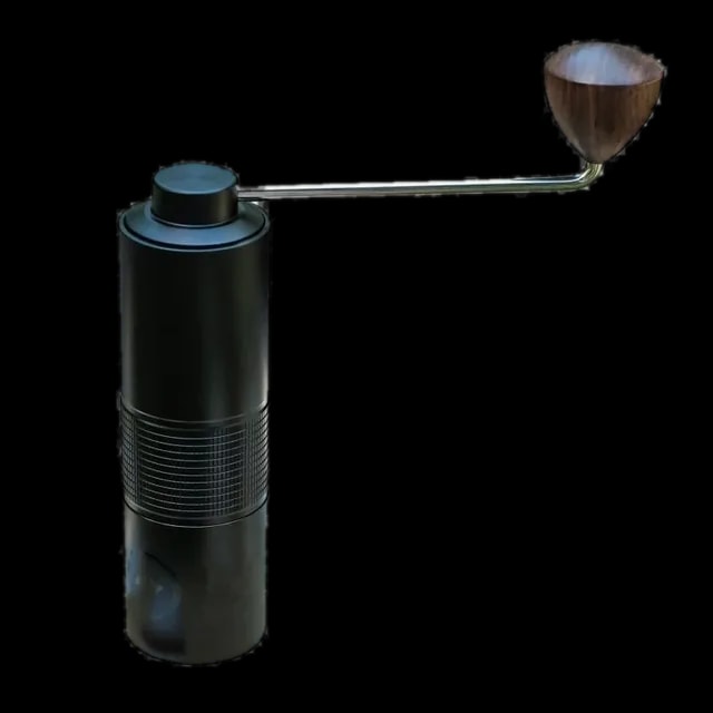 Elegancki ręczny młynek do kawy Hario Kabuto w matowej czerni, wykonany z wysokiej jakości materiałów, z ergonomicznym drewnianym uchwytem. Minimalistyczny design i precyzyjne żarna gwarantują równomierne mielenie ziaren, idealne do metod alternatywnych i espresso.