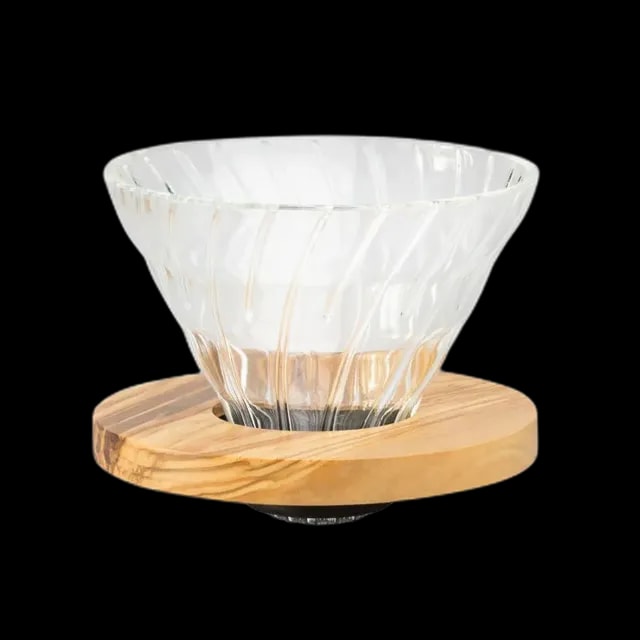 Szklany dripper Hario V60-02 z podstawą wykonaną z drewna oliwnego. Elegancki design, idealny do parzenia kawy metodą alternatywną.