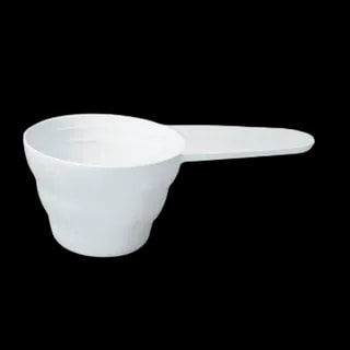 Stylowa miarka do kawy Hario V60 w białym kolorze, zaprojektowana z myślą o precyzyjnym odmierzaniu porcji do drippera. Ergonomiczny kształt i wysokiej jakości materiał gwarantują wygodę użytkowania i doskonałe proporcje do parzenia kawy metodami alternatywnymi.