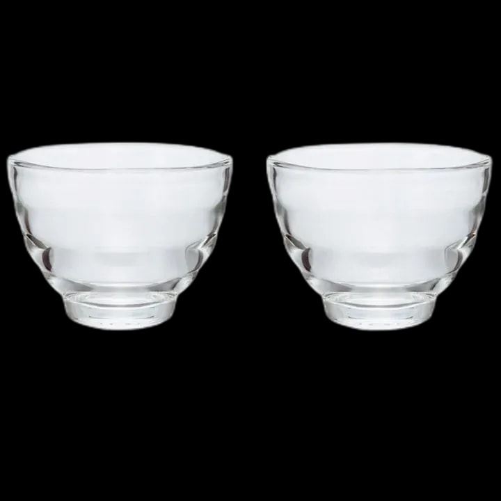 Zestaw dwóch eleganckich szklanek Hario Yunomi wykonanych z wysokiej jakości szkła. Idealne do serwowania herbaty, kawy oraz napojów specialty. Klasyczny design zapewnia komfort użytkowania i podkreśla aromat napoju.