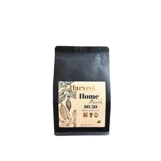 Opakowanie kawy Harvest Home Barista 80/20 jest idealnym wyborem dla entuzjastów wysokiej jakości parzenia w domowym zaciszu. Zrównoważona mieszanka ziarna z atrakcyjnym designem etykiety doskonale sprawdzi się jako podstawowy składnik do przygotowania wyśmienitej kawy w różnych metodach zaparzania.