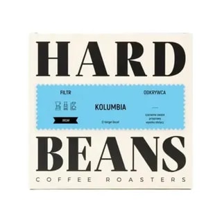 Opakowanie kawy dekaf z Kolumbii od Hard Beans, idealne do parzenia w filtrze. Aromatyczne nuty czerwonych owoców oraz wysokiej słodyczy sprawiają, że jest to doskonały wybór dla miłośników łagodnej kawy.