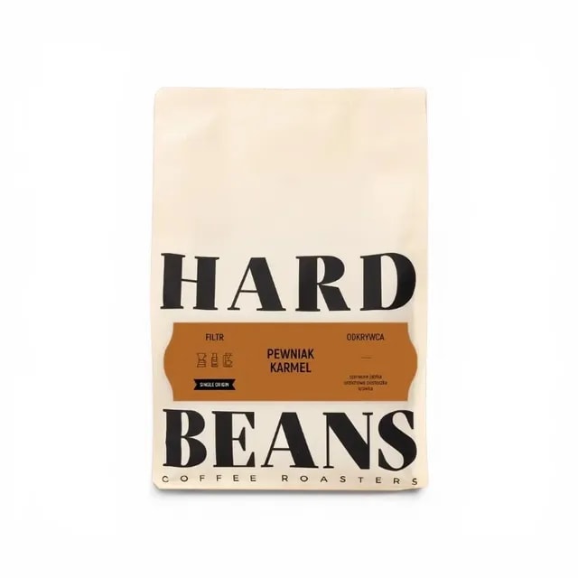 Opakowanie kawy filtrowej "PEWNIak Karmel" od HARD BEANS, pochodzącej z jednego źródła. Kawa charakteryzuje się wyjątkowym smakiem, który łączy nuty karmelu, idealna do parzenia w ekspresach i metodach przelewowych.
