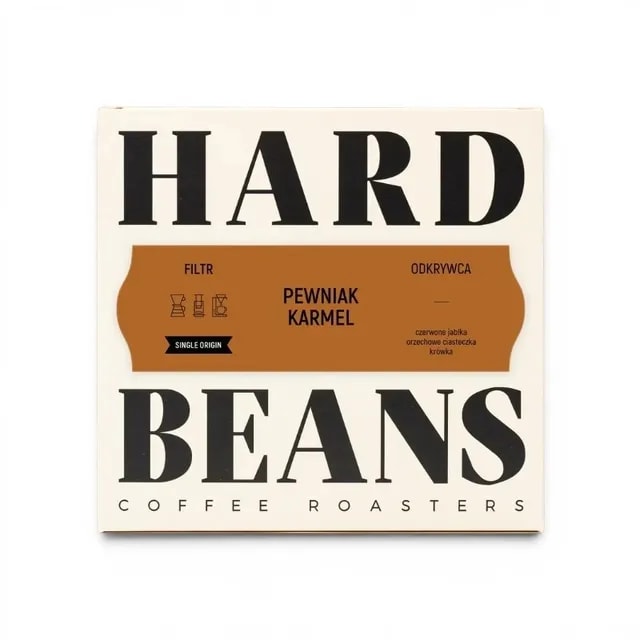 Opakowanie kawy "Pewniak Karmel" od Hard Beans, idealne do parzenia w ekspresie przelewowym. Wyróżnia się nutami czerwonych jabłek, orzechów i delikatnych ciasteczek, co czyni ją doskonałym wyborem dla miłośników aromatycznych kaw.