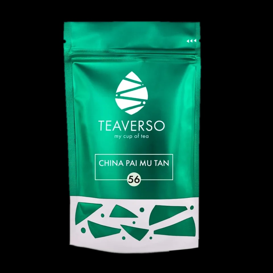 Opakowanie zielonej herbaty Teaverso China Pai Mu Tan w zielonym woreczku z logo Teaverso i napisem 'my cup of tea'.