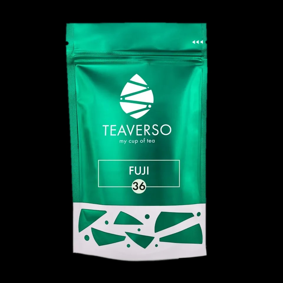 Opakowanie herbaty Teaverso Fuji w zielonym woreczku z logo Teaverso i napisem 'my cup of tea'.