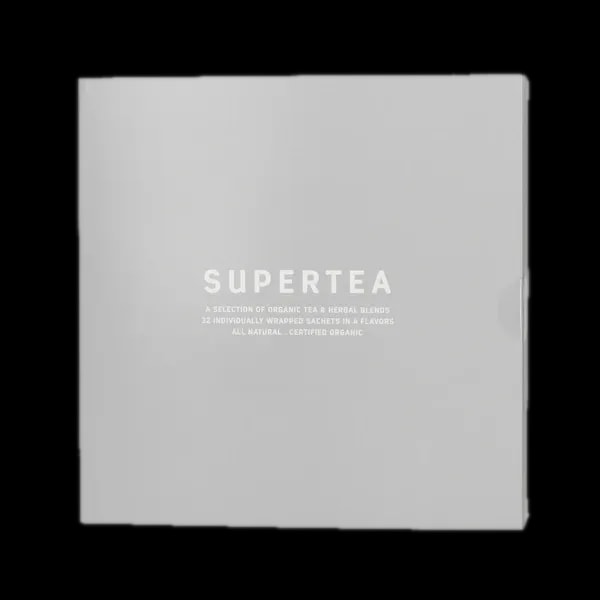 Opakowanie zestawu herbat Supertea Variety Box, zawierającego 32 indywidualnie zapakowane torebki herbat organicznych i ziołowych mieszanek, na białym tle. Eleganckie szare pudełko z minimalistycznym napisem