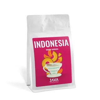 Kawa Java Coffee Indonesia Rukun Saudara – białe opakowanie z różową etykietą, przedstawiającą filiżankę kawy i plasterki ananasa, 250 g.