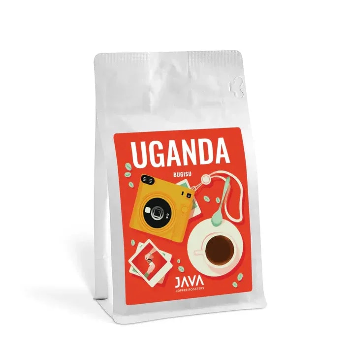 Opakowanie kawy ziarnistej Java Uganda Bugisu do metod przelewowych, z grafiką aparatu fotograficznego, filiżanki kawy i kart podróżniczych na intensywnie czerwonym tle.