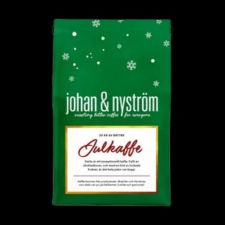 Świąteczna kawa Johan & Nyström Julkaffe w zielonym opakowaniu z motywem śnieżynek. Wyjątkowa mieszanka z nutami czekolady i suszonych owoców, idealna na świąteczne poranki i zimowe wieczory.