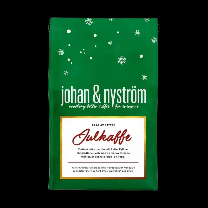 Świąteczna kawa Johan & Nyström Julkaffe w zielonym opakowaniu z motywem śnieżynek. Wyjątkowa mieszanka z nutami czekolady i suszonych owoców, idealna na świąteczne poranki i zimowe wieczory.
