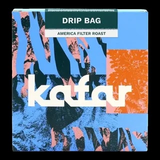 Kafar Drip Bag America Filter Roast - wyjątkowa kawa speciality z Ameryki, zapakowana w stylowe i kolorowe opakowanie. Idealna do parzenia metodą przelewową, gwarantuje bogaty smak i aromat.