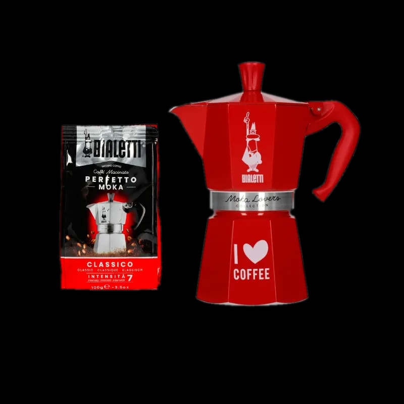 Zdjęcie zestawu Bialetti Moka Lover Collection, który obejmuje czerwoną kawiarkę oraz opakowanie kawy mielonej Bialetti Perfetto Moka Classico. Kawiarka jest wykonana z czerwonego aluminium, z napisem "I ❤️ Coffee" na dolnej części oraz logo Bialetti na górnej części. Obok kawiarki znajduje się opakowanie kawy mielonej Bialetti Perfetto Moka Classico o intensywności 7, które ma czarno-czerwone opakowanie z wizerunkiem kawiarki na froncie. Zestaw jest idealny dla miłośników kawy, którzy cenią sobie klasyczny design i wyjątkowy smak kawy przygotowanej w tradycyjnej kawiarce moka.