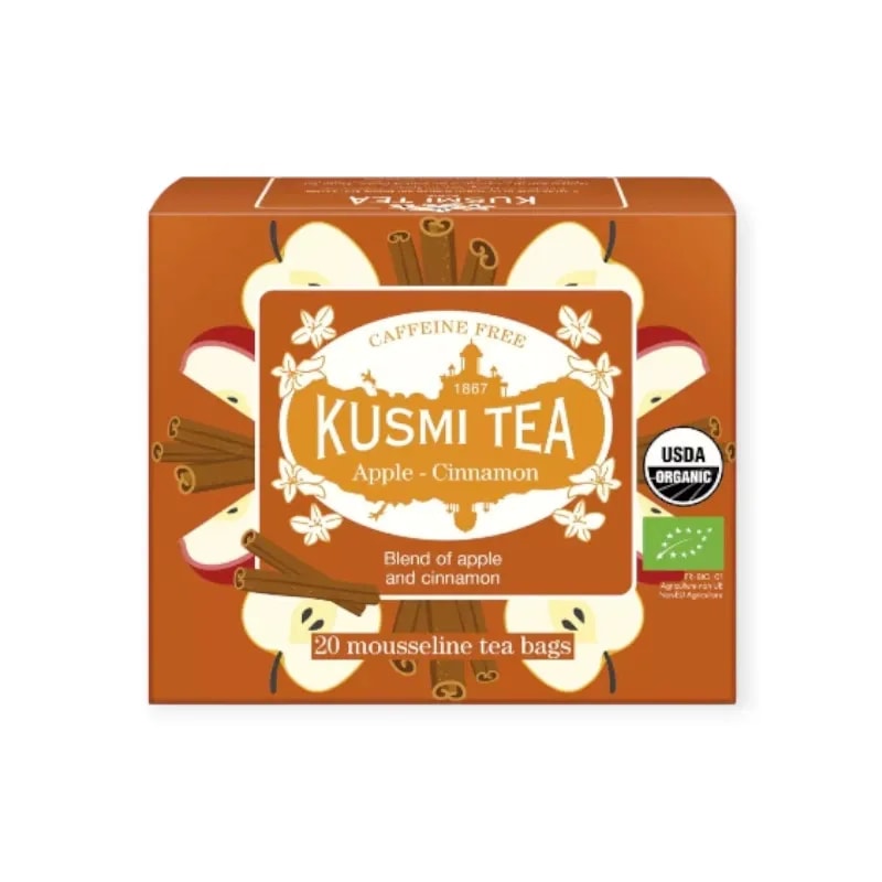 Opakowanie herbaty Kusmi Tea o smaku jabłka i cynamonu, zawierające 20 torebek muszlinowych. Idealna na każdą porę dnia, bezkofeinowa mieszanka doskonale łączy aromaty owocowe z przyprawowym posmakiem, przyciągając miłośników herbaty.