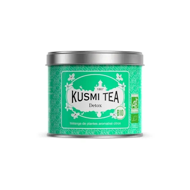Zielona puszka z herbata Kusmi Tea Detox, która zawiera aromatyczny miks ziół i cytrusów, idealny do detoksykacji organizmu. Produkt bio, zalecany dla miłośników zdrowego stylu życia i wysokiej jakości herbaty, dostępny w naszym sklepie internetowym.