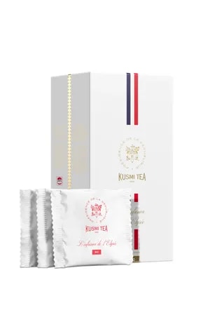 Ekskluzywny zestaw herbaty Kusmi Tea L’infusion de l’Élysée – 24 saszetki w eleganckim, biało-złotym opakowaniu inspirowanym Pałacem Elizejskim.