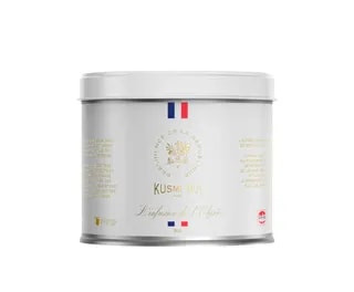 Elegancka puszka herbaty Kusmi Tea L’infusion de l’Élysée 90g – białe opakowanie z francuską flagą i złotymi detalami inspirowane Pałacem Elizejskim.