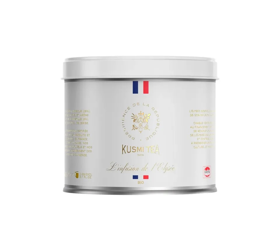 Elegancka puszka herbaty Kusmi Tea L’infusion de l’Élysée 90g – białe opakowanie z francuską flagą i złotymi detalami inspirowane Pałacem Elizejskim.