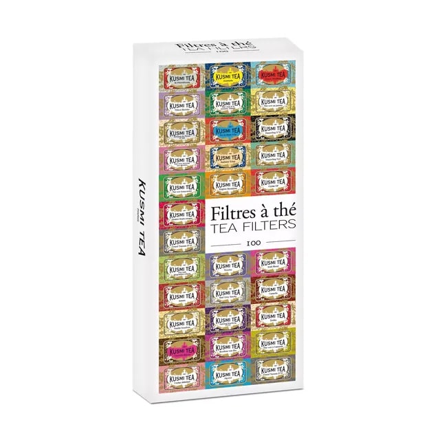Opakowanie papierowych filtrów do herbaty Kusmi Tea – 100 sztuk, ozdobione kolorowymi etykietami herbat Kusmi, idealne do parzenia herbaty liściastej bez zaparzacza.