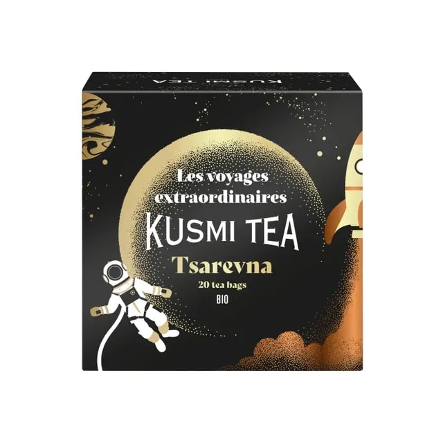 Opakowanie ekologicznej herbaty Kusmi Tea Tsarevna zawiera 20 aromatycznych torebek. Stylowy projekt wyróżniający się kosmicznymi motywami przyciąga wzrok i idealnie wpisuje się w ofertę jakościowych akcesoriów do parzenia herbaty.