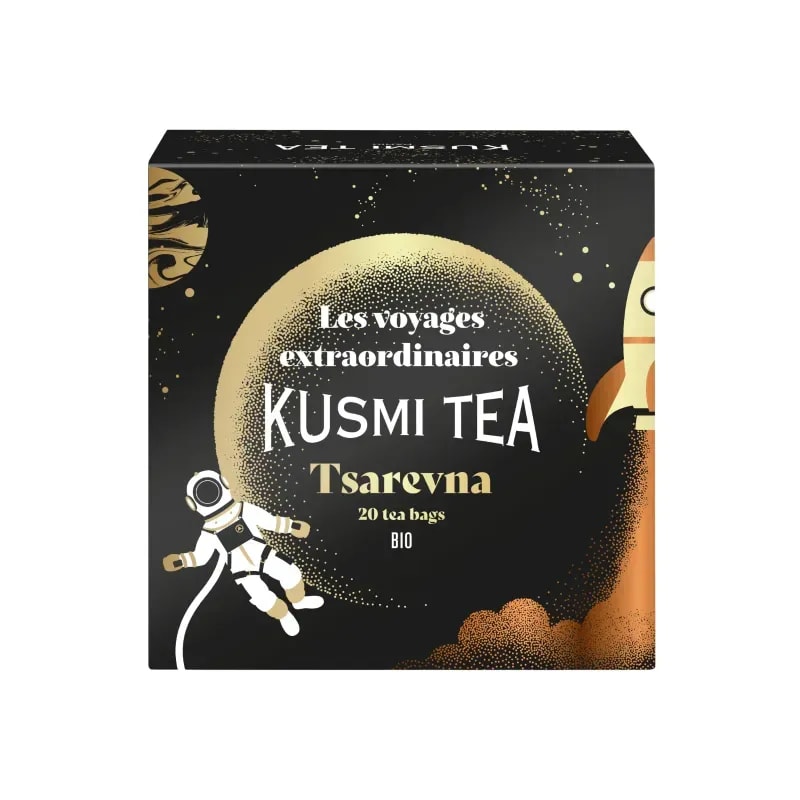 Opakowanie ekologicznej herbaty Kusmi Tea Tsarevna zawiera 20 aromatycznych torebek. Stylowy projekt wyróżniający się kosmicznymi motywami przyciąga wzrok i idealnie wpisuje się w ofertę jakościowych akcesoriów do parzenia herbaty.