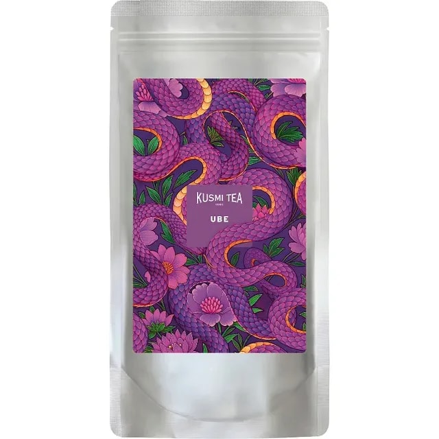 Przedstawiony produkt to herbata Kusmi Tea Ube, zapakowana w eleganckie opakowanie z kolorową grafiką. Idealna na każdy wyjątkowy moment, ta herbata łączy w sobie unikalny smak i aromat, doskonale wpisując się w ofertę naszego sklepu internetowego.