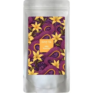 Na zdjęciu widoczna jest elegancka paczka herbaty Kusmi Tea Ube Vanille, ozdobiona kolorowym, floralnym wzorem. Produkt łączy w sobie delikatność wanilii z unikalnym smakiem ube, idealny dla miłośników aromatycznych naparów.