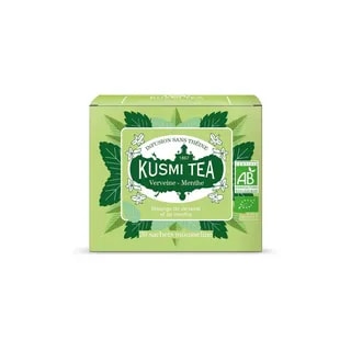 Opakowanie ziołowej herbaty Kusmi Tea Verveine-Menthe, które zawiera 20 saszetek muszelkowych. Herbata ta łączy w sobie orzeźwiające nuty werbeny i mięty, idealna dla miłośników wykwintnych naparów w każdym momencie dnia.