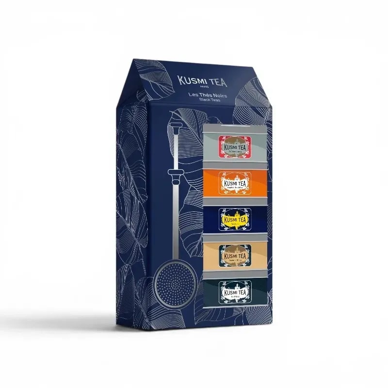 Zestaw Kusmi Tea zawiera cztery różne rodzaje czarnych herbat, starannie zapakowane w eleganckie opakowanie. Idealny wybór dla miłośników herbaty, który pozwala na odkrycie bogatych smaków i aromatów, doskonały jako prezent lub do codziennego użytku.