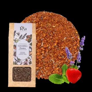 Herbata rooibos Lawendowy Powiew w ekologicznym opakowaniu, z dodatkiem truskawek, lawendy i mięty na tle białej miski wypełnionej herbatą. Obok leżą świeże truskawki, listki mięty i kwiaty lawendy.